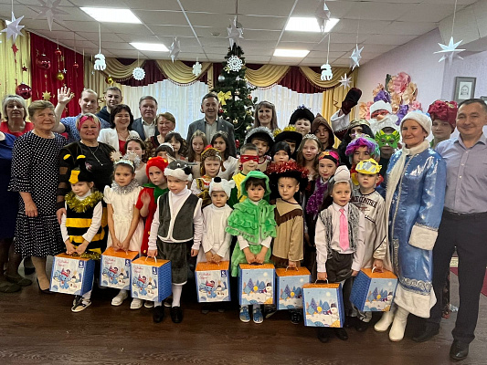 Альфия Когогина передала новогодние подарки воспитанникам социального центра Татарстана 